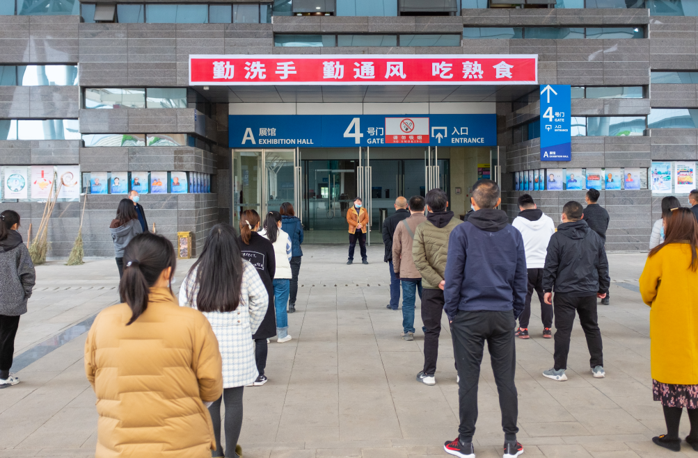 周末卫生大扫除 营造会展中心全新面貌