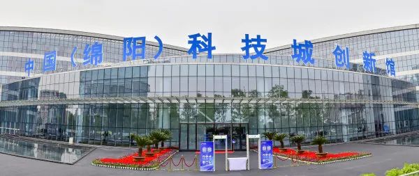 满满的科技感！来这里，开启“科技之旅”→